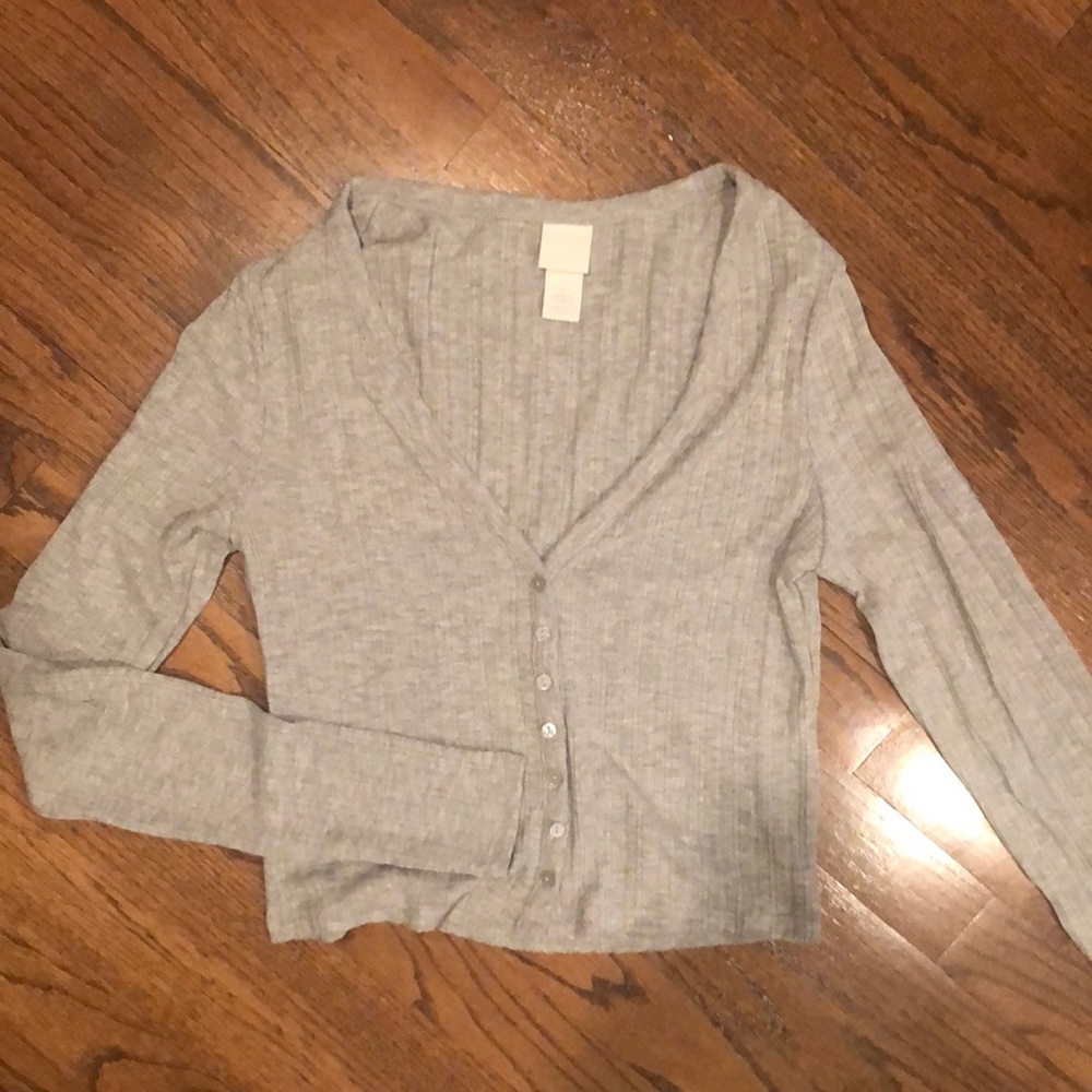 H&M cropped cotton cardigan. (Not knit) button detailing and has a v neck.